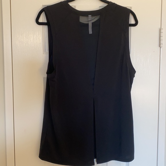 Fabletics work out tank with mesh back - Picture 8 of 10